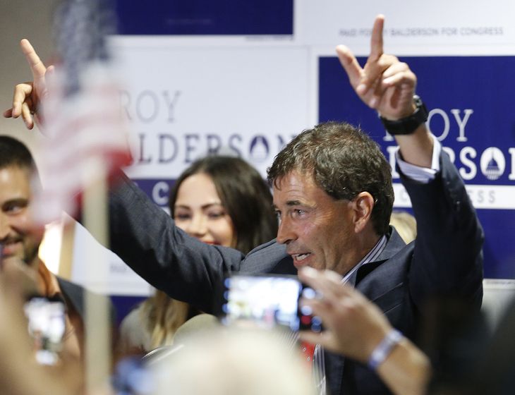 Republikanske Troy Balderson hilser på sine tilhængere i Ohio. Foto: AP