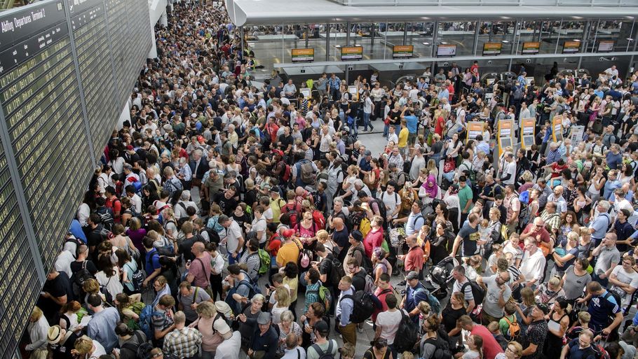 Her kan man se det enorme kaos i lufthavnen i München forrige lørdag. Foto: Matthias Balk/AP