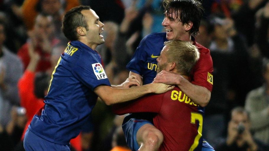 Eidur Gudjohnsen i selskab med Andres Iniesta og Lionel Messi. Foto: AP