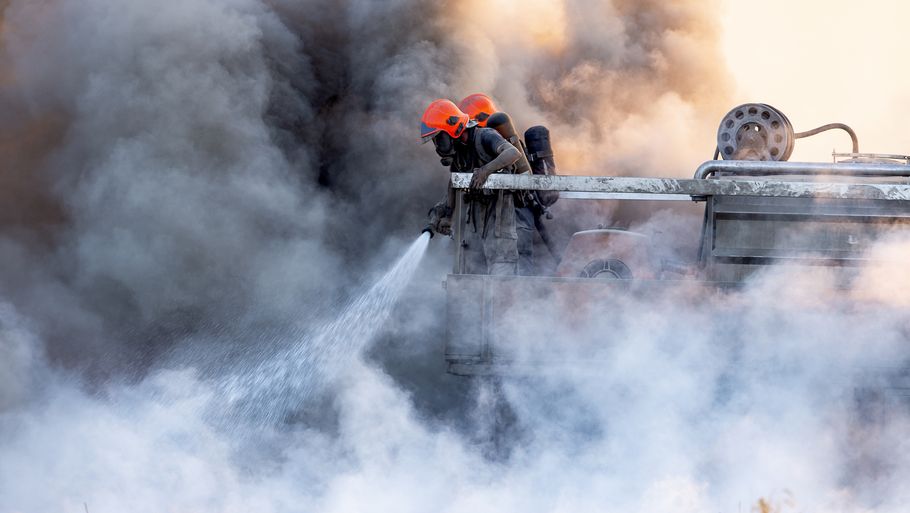 Den tørre sommer har næsten firedoblet antallet af naturbrande i Danmark. Her er brandvæsnet i gang med at slukke en brand i Lille Vildmose. Foto: Rene Schütze