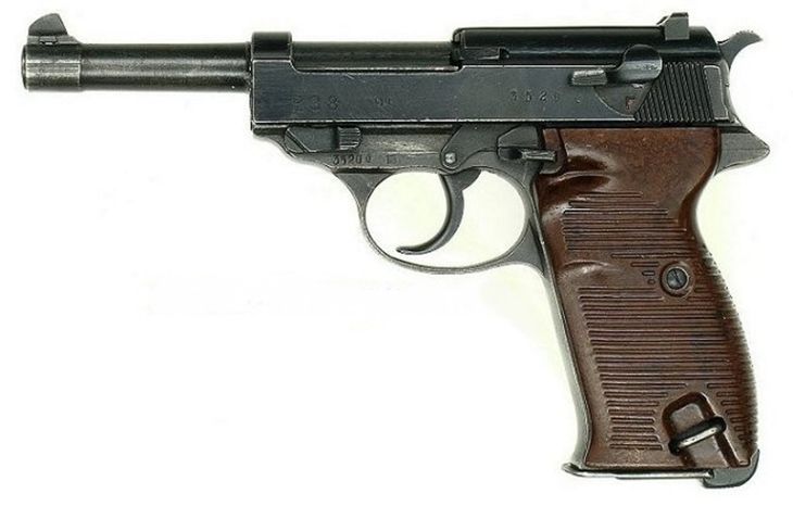 Blandt de mange våben i klubhuset var to ældre, men fuldt funktionsduelige ni mm. Walther P38