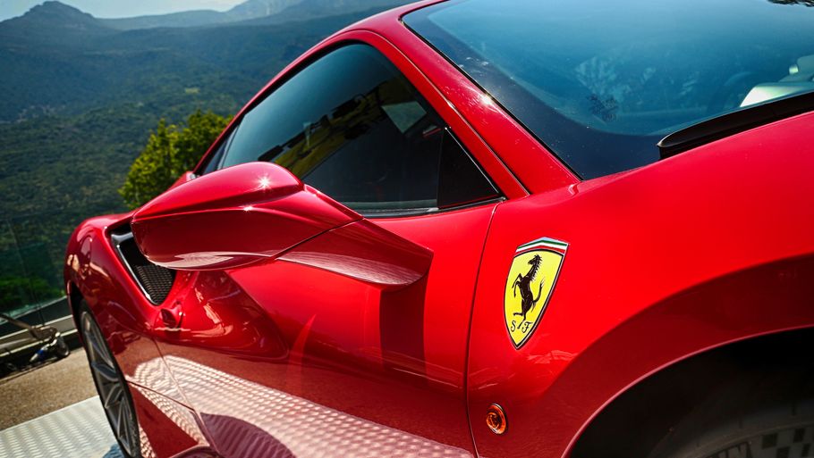 Bilbyggerne hos Ferrari er bedst i verden til at tjene penge på bilerne. Den billigste model koster omkring 3 mio. kroner herhjemme. Foto: Ferrari