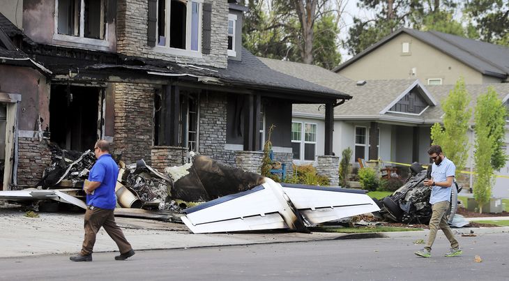 Hele facaden stod i flammer, men det lykkedes den 47-årige mands kone og søn at redde sig selv ud. Foto: AP