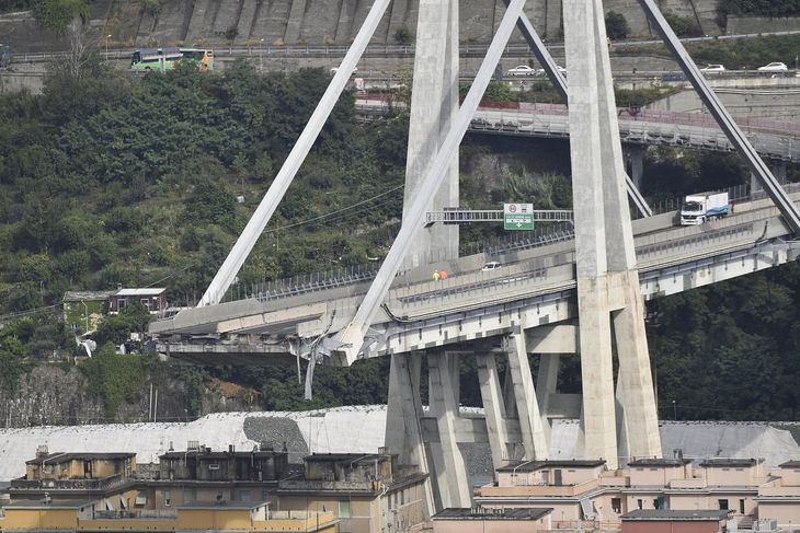 Morandi-broen i Genova styrtede sammen tirsdag. Foto: Flavio Lo Scalzo