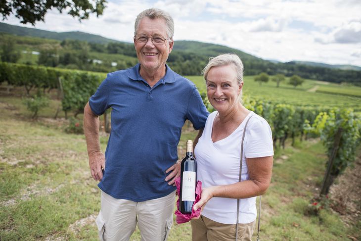 Elisabeth Lemvigh, der er personlig assistent, og Jan Haugsted Petersen, der er hobbyvinavler, købte flere flasker vin. Foto: Anthon Unger