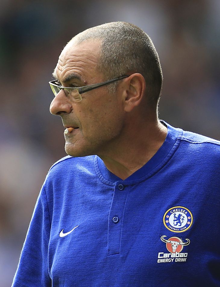 I weekedens Chelsea-sejr på 3-0 mod Huddersfield havde Maurizio Sarri ualmindeligt svært ved at styre sin rygetrang. Foto: AP/Mike Egerton