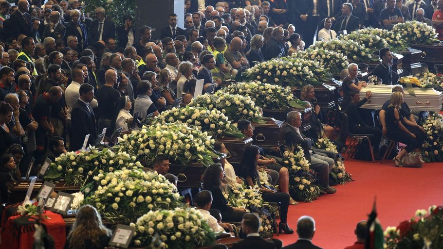 Kongrescenteret i Genova var et sandt hav af blomster og mennesker under statsbegravelsen. Foto: Gregorio Borgia/ AP