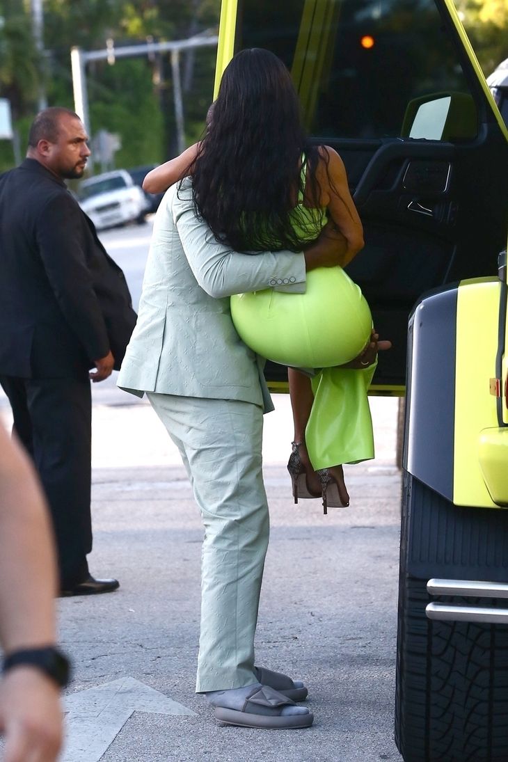 Mens Kanye West var behageligt og afslappet klædt, var hans frue i en så stram sag, at han måtte løfte hende ind i bilen. Foto: All Over Press