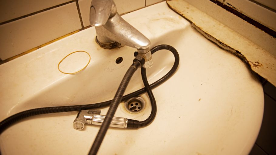 - Vi har konkluderet, at man i virksomheden ikke har vasket hænder efter, at man har anvendt toilethygiejnebruseren, og det er et brud på reglerne, for der skal være rindende varmt og koldt vand i en håndvask, siger Fødevarestyrelsens sektionsleder om denne anordning i Bazar Sara Al-Shaam i Helsingør. Foto: Jan Sommer.