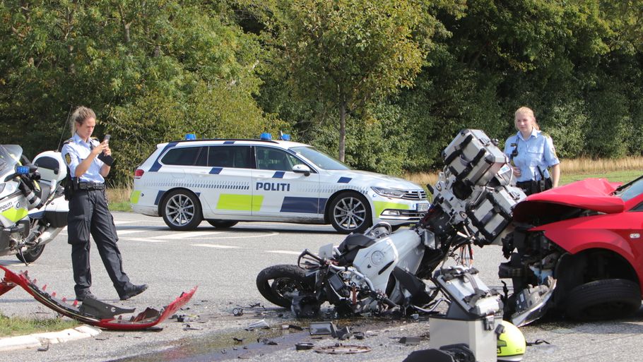 Bilen og motorcyklen ramte hinanden i forbindelse med et venstresving. Foto: D.D/presse-fotos.dk