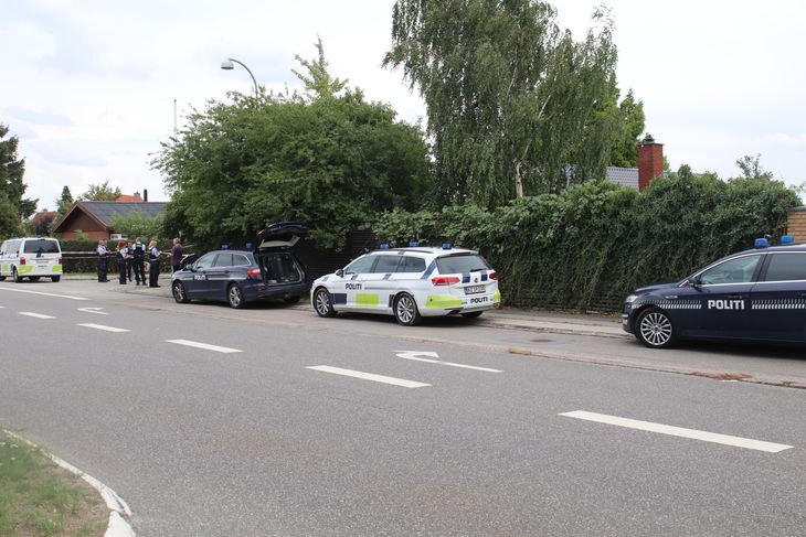 Politiet er talstærkt til stede, efter ukendte gerningsmænd har skudt mod en bil. Foto: Mathias Øgendahl 