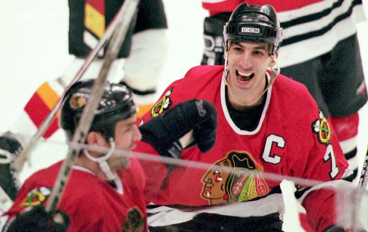 Joe Murphy scorer det afgørende mål for Chicago Blackhawks mod Calgary Flames i 1996 og tiljubles af anfører Chris Chelios. Foto: AP
