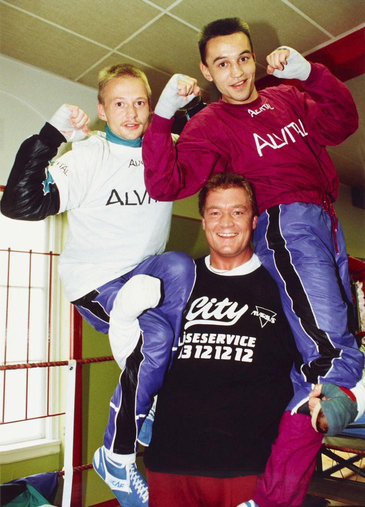 Brian Nielsen med både Johnny og Jimmi Bredahl på skuldrene i 1992. Foto: Jan Grarup