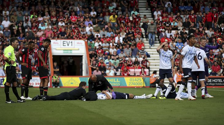 Michael Keane blev hurtigt behandlet af Evertons stab. Foto: AP
