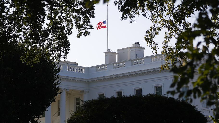 Mandag eftermiddag blev flaget på Det Hvide Hus igen sat på halvt. Foto: AP