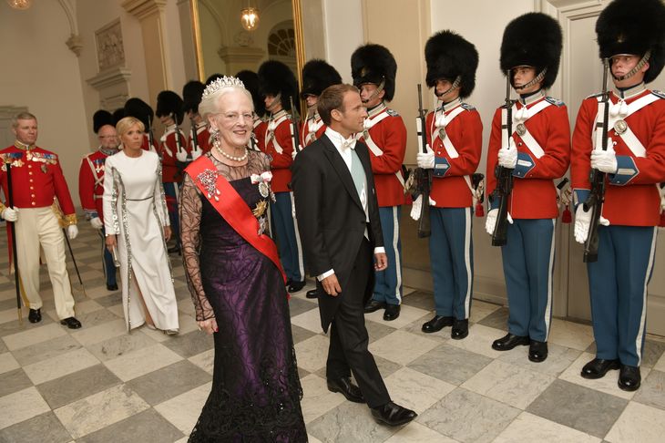 Dronning Margrethe og den franske præsident Emmanuel Macron og præsidentfruen Brigitte Macron i en noget atypisk kjole. Foto: Keld Navntoft/Ritzau Scanpix