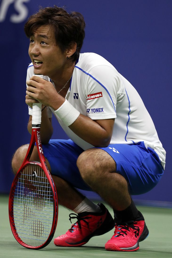 Yoshihito Nishioka kunne ikke stille noget op i opgøret mod Roger Federer. Foto: AP