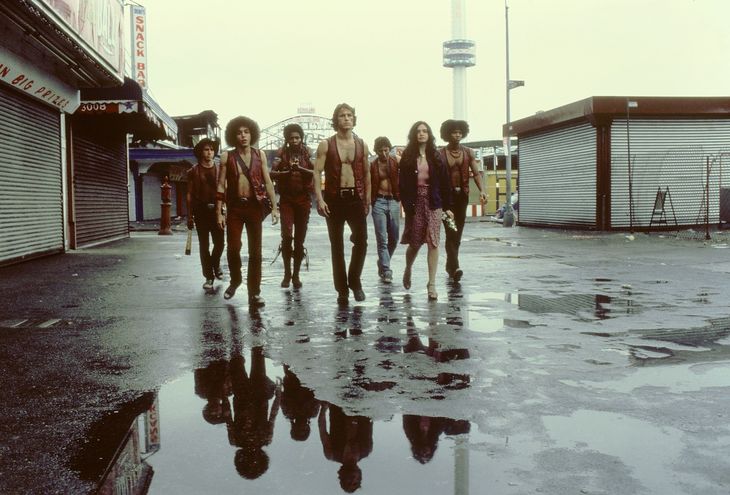 Den ikoniske scene, hvor de overlevende bandefolk endelig når hjem til Coney Island. Foto: All Over 