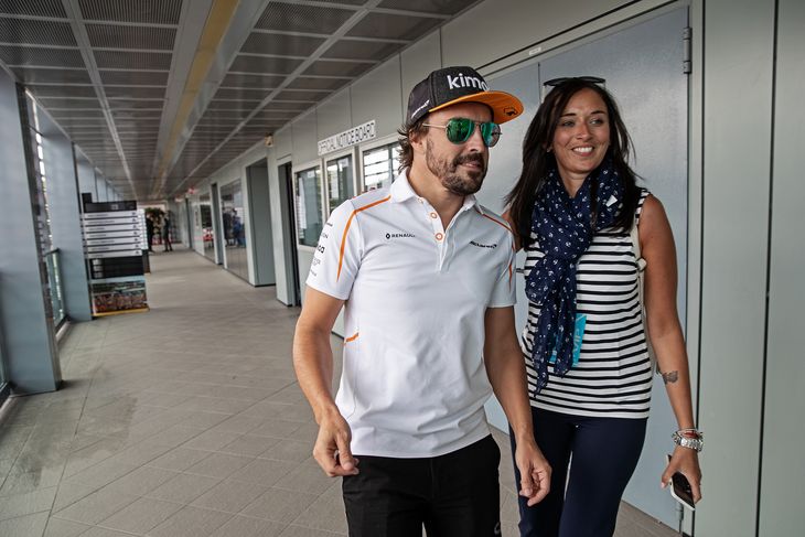 Fernando Alonso var i glimrende humør efter et besøg hos dommerne og havde også overskud til en selfie med en italiensk fan. Foto: Jan Sommer