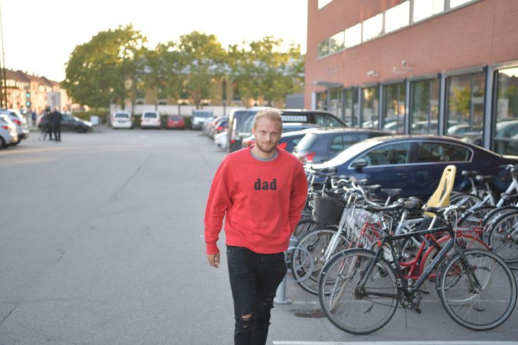 Nicolai Bolilsen på vej til spillernes møde i aftes. Foto: Anthon Unger