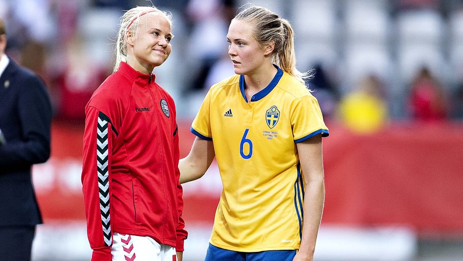 Pernille Harder ser en anelse bebrejdende ud, da kæresten Magdalena Ericsson hilser på efter kampen. Foto: Henning Bagger/Ritzau Scanpix