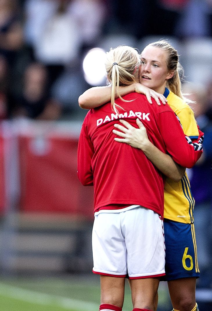 Harder og Magda i en ordentlig krammer, inden svenskeren kunne juble videre med sine svenske kammerater. Foto: Henning Bagger/Ritzau Scanpix