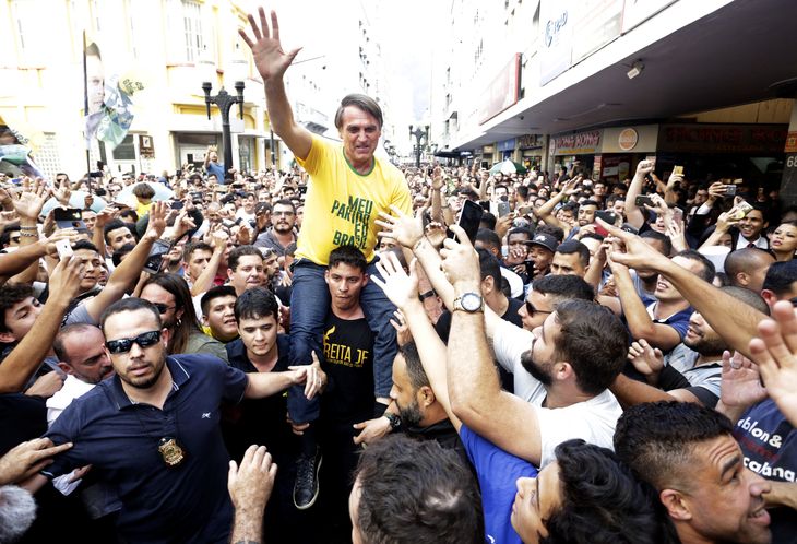 Jair Bolsonaro bliver båret på skuldrene af sine tilhængere, da han bliver ramt af et knivstik i mellemgulvet. Foto: AP