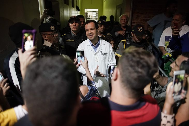 Læge Luiz Henrique Borsato briefer pressen om operationen. Foto: AP