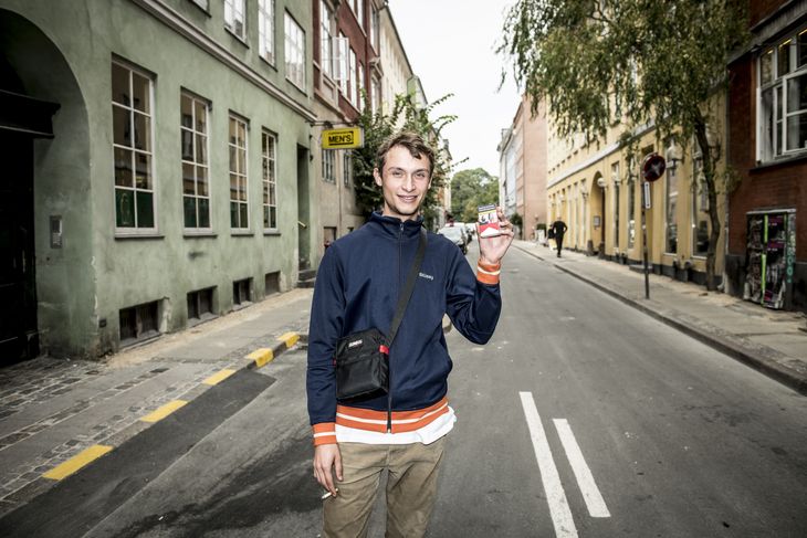 20-årige Carl Carøe ser gerne, at priserne for cigaretter i Danmark bliver sat op til det norske niveau, hvor en pakke koster op mod 90 kroner. 