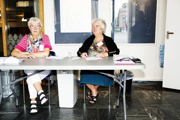 To svenske  valgtilordnede ved valgsted i Karlskrona. Foto: Olivia Loftlund