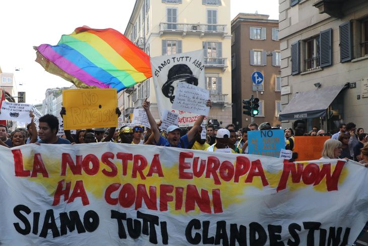 Demonstranter gik på gaden i Milano 28. august for at protestere imod et møde mellem den italienske indenrigsminister, Matteo Salvini, og Ungarns kontroversielle premierminister, Viktor Orban. På banneret står der 'Vore Europa har ingen grænser, vi er alle illegale indvandrere.' Foto: Matteo Bazzi/ANSA via AP
