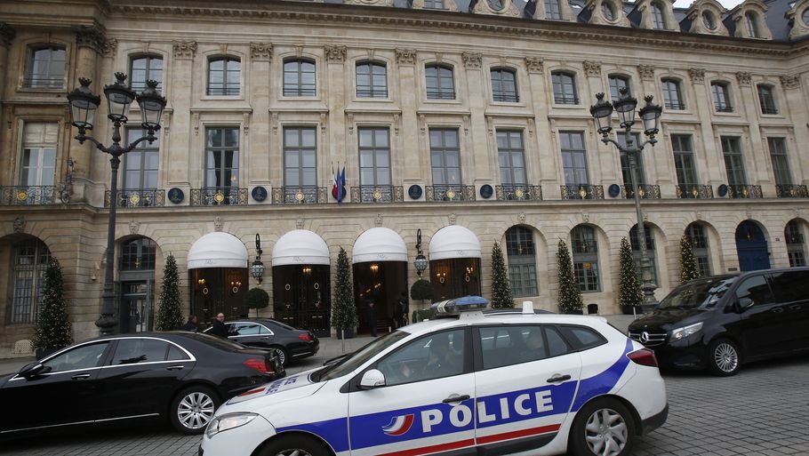 En politibil holder foran det eksklusive Ritz hotel i Paris, efter et røveri 11. januar. Nu har der igen været et røveri på hotellet, og denne gang gik det ud over en saudisk prinsesse, der er blevet bestjålet for smykker til en værdi af omkring seks millioner kroner. Foto: Michel Euler/AP