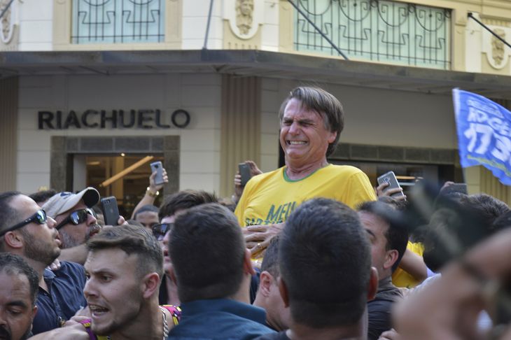 Jair Bolsonaro bæres væk efter at være blevet stukket ned under et valgarrangement. Foto: AP