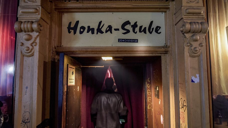 Honka Stube står der over døren ind til værtshuset Zum Goldenen Handschuh. Foto: AP
