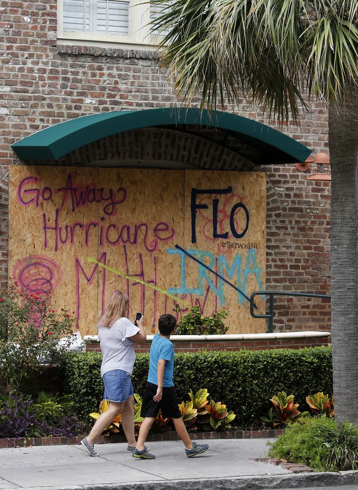 En besked på hotellet Harbour View Inn i Charleston, South Carolina, beder orkanen Florence om at udvise nåde. Foto: AP