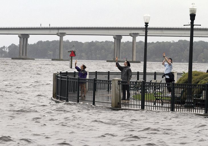 Havvand presses op mod land i New Bern i North Carolina. Foto: AP