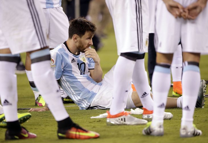 Messi sad på græsset efter et skuffende nederlag til Chile i finalen af Copa America i 2016. Foto: Julie Jacobson