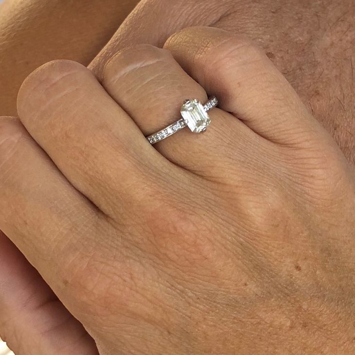 På Pernille Vermunds finger sidder den ring, der symboliserer det kommende ægteskab med Lars Tvede. Frieriet foregik over telefon og Vermund fik selv til guldsmed og valgte sin ring. Privatfoto.