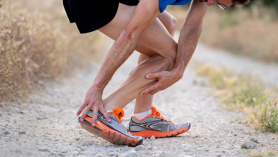 Der er ikke noget værre, end når hælen går ondt, hver gang man banker foden ned i jorden. Foto: Shutterstock