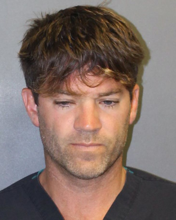 På anholdelsesbilledet fra Orange County i Californien ser Grant Robicheaux ikke helt så pæn og velplejet ud, som han normalt gør ifølge anklageren. Politifoto