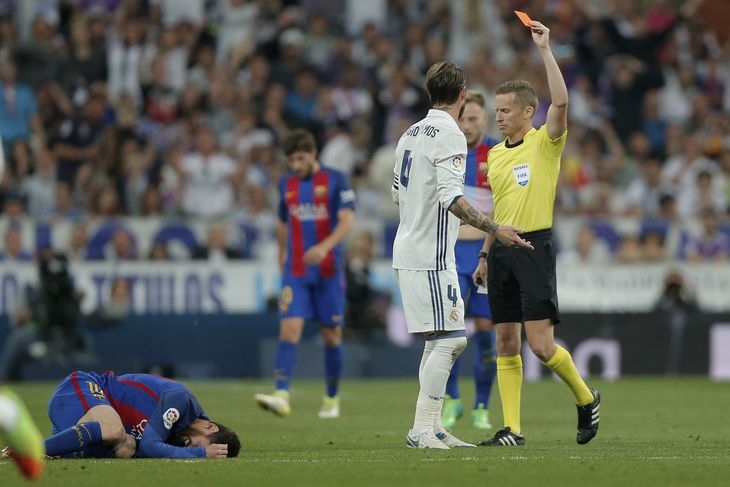 Sergio Ramos med endnu et rødt kort efter en hård tackling på Lionel Messi. Foto: AP Images