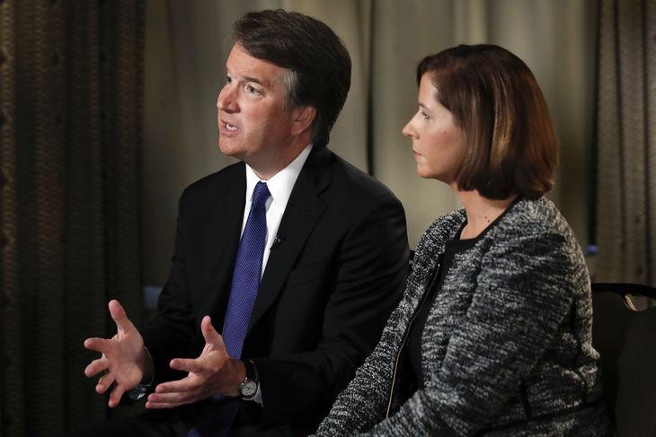Under interviewet hos Fox News blev Kavanaugh støttet af hustruen Ashley, da han afviste alle sexovergreb. Foto: Jacquelyn Martin/AP