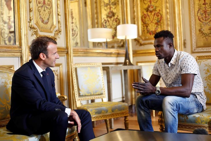 Mamoudou Gassama blev efterfølgende indbudt til et møde med præsident Emmanuel Macron i Élysée-palæet, hvor han blev tilbudt fransk statsborgerskab og et job i brandvæsnet. Foto: Ritzau Scanpix