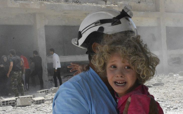En syrisk pige bliver her evakueret efter et luftangreb mod en skole under borgerkrigen i 2017. Billeder af fortvivlede børn fra det krigshærgede Syrien gjorde stort indtryk på Jino Doabi. Hun følte, det kunne være hende selv. Foto: AP