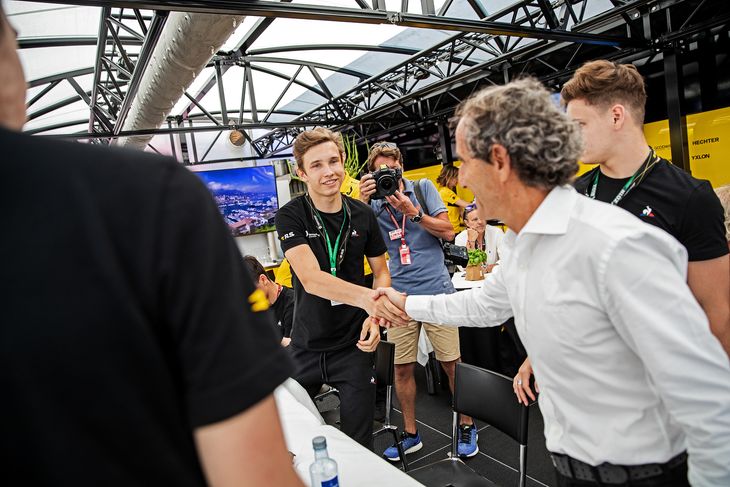 Christian Lundgaard har været en del af Renaults talentakademi, siden han skiftede fra karting til Formel 4. Her hilser han på legenden Alain Prost. Foto: Jan Sommer 