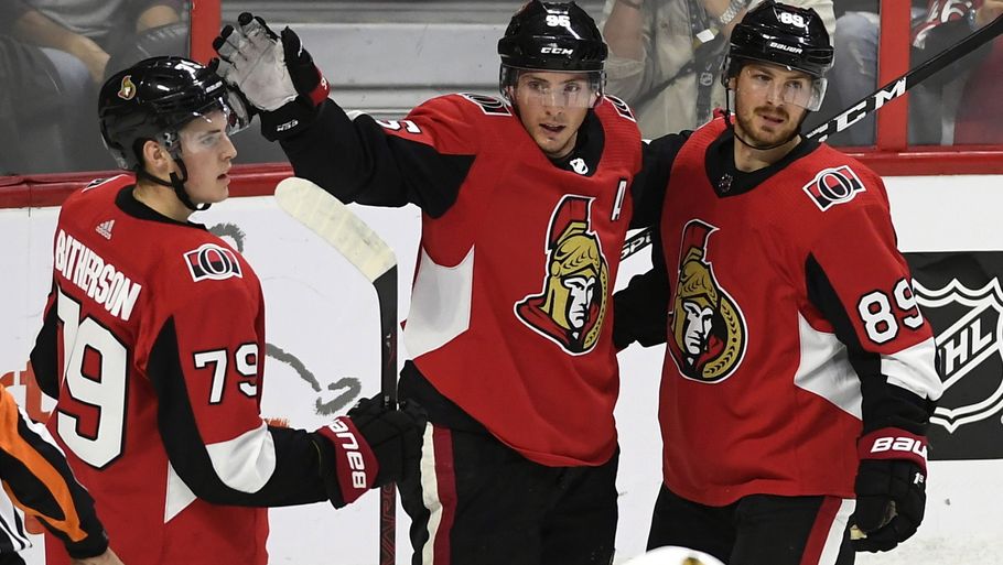 Mikkel Bødker (til højre) satte gang i Senators' comeback natten til søndag. Foto: Justin Tang/The Canadian Press via AP