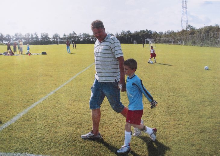 Kim Christensen ses her med sin søn, da han bare var en lille purk, der spillede fodbold. Privatfoto