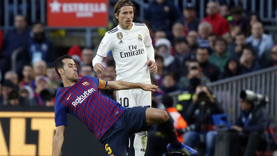 Sergio Busquets på bolden foran Luka Modric i El Clásico. Foto: Joan Monfort/AP