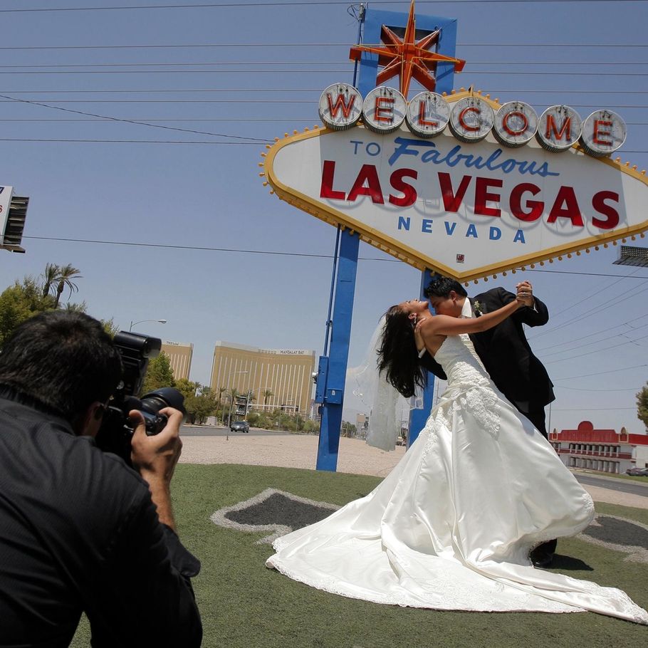 Kongen lever stadig Kom med til Elvis-bryllup i Las Vegas