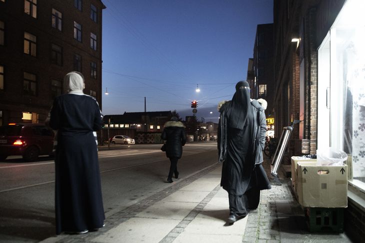 Muslimske Hani Ali spadserer en tur på Nørrebro i København. Den 18-årige kvinde bærer af religiøse og principielle grunde altid niqab i det offentlige rum og bryder bevidst lovens maskerings-forbud. Foto: Olivia Loftlund